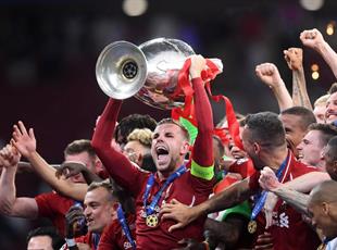Джордан Хендерсон с трофеем Лиги чемпионов, Getty Images